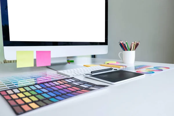 タブレット グラフィックデザイナー 職場でのカラーウォッチサンプルを備えたモダンなオフィスワークスペース — ストック写真