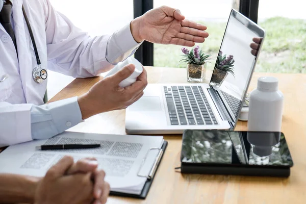 Professore Consulenza Medica Con Paziente Discutere Qualcosa Raccomandare Metodi Trattamento — Foto Stock