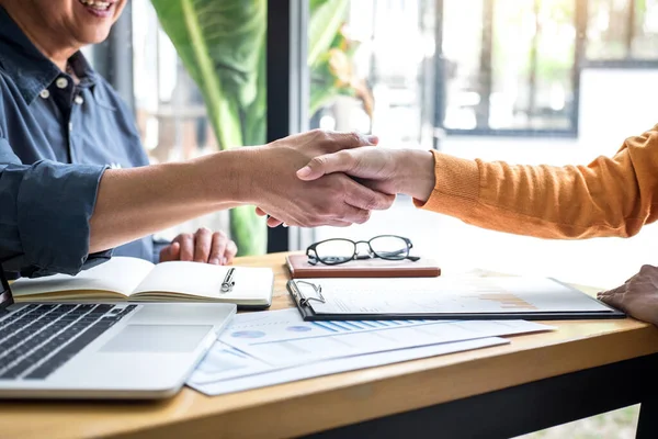 İş anlaşmasının başarısı, iş ortaklığı toplantısı ve iyi bir anlaşmayı tartıştıktan sonra tokalaşma ve her iki şirket için de ticaret sözleşmesi ve yeni projelerin ortağı olmak..