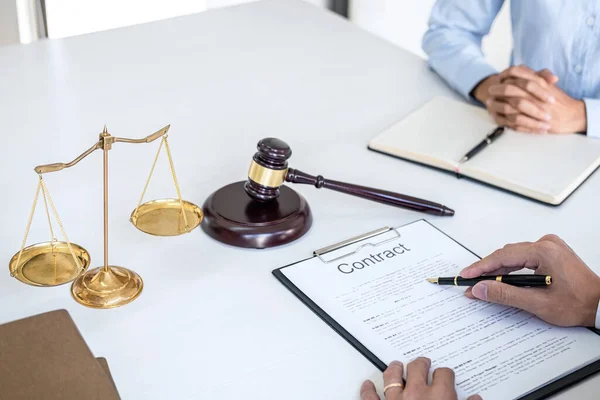 Raadpleging Conferentie Van Mannelijke Advocaten Professionele Zakenvrouw Werken Discussie Hebben — Stockfoto