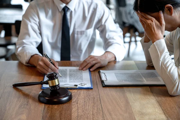 Martelo Juiz Dois Anel Casamento Dourado Decreto Contrato Divórcio Dissolução — Fotografia de Stock