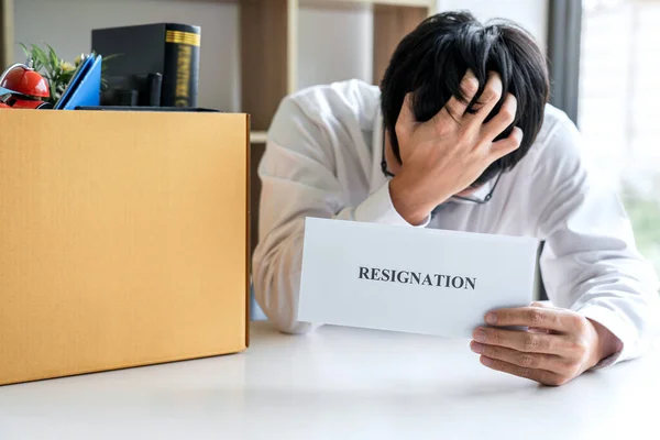 Bilder Vom Zusammenpacken All Seiner Persönlichen Sachen Und Akten Einen — Stockfoto