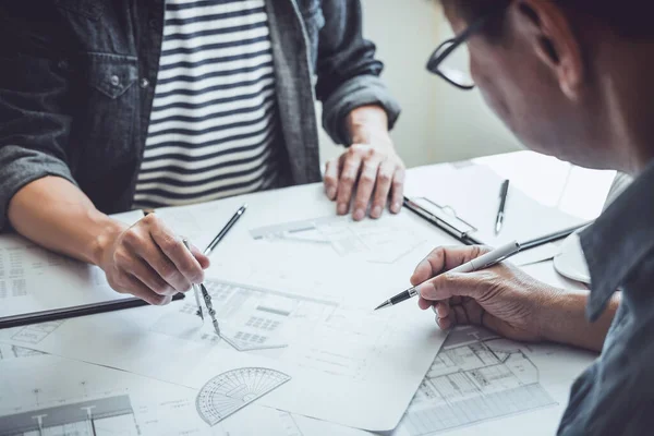 Ingegnere Lavoro Squadra Riunione Lavoro Disegno Sulla Cianografia Incontro Progetto — Foto Stock