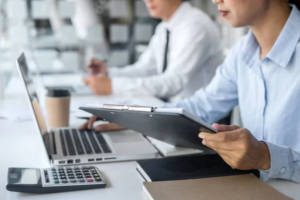 Lavoro Squadra Colleghi Affari Consultazione Crescita Del Mercato Sul Documento — Foto Stock