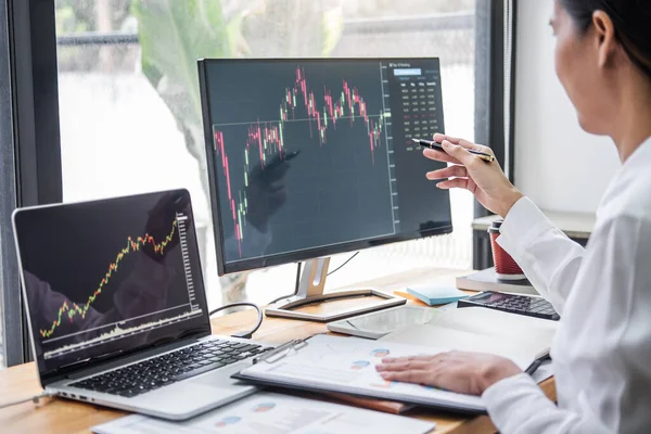 女商人使用计算机 笔记本电脑 思考和分析图表股票市场交易与股票图表数据规划 金融和投资概念 — 图库照片