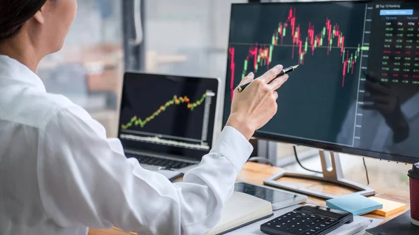 Zakenvrouw Werken Met Computer Laptop Denken Analyseren Van Graph Stock — Stockfoto