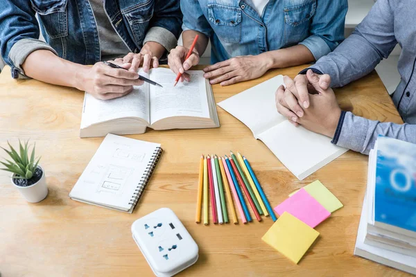 Studiebegeleider Studentengroep Van Middelbare School Zit Achter Een Bureau Bibliotheek — Stockfoto