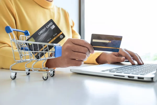 Donna Che Utilizza Carta Credito Registrano Codice Sicurezza Pagamenti Shopping — Foto Stock