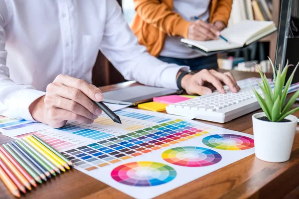 两名有创意的图形设计师同事在工作场所的图形平板电脑上使用工具和配件 从事颜色选择和彩色石板的工作 — 图库照片