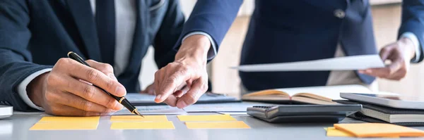 Equipo Negocios Están Trabajando Con Líder Presentación Los Colegas Estrategia —  Fotos de Stock