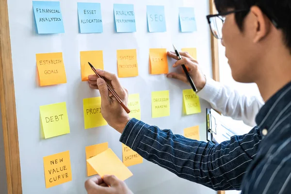 Dos Reuniones Creativas Gente Negocios Planificación Utilizan Post Notas Pegajosas —  Fotos de Stock