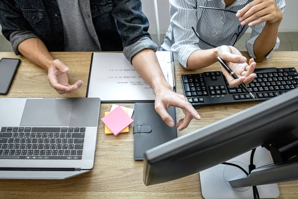 Due Programmatori Professionisti Che Collaborano Lavorano Progetto Sito Web Software — Foto Stock