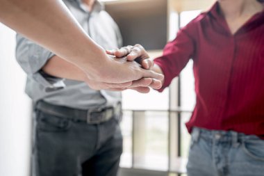 Resim birleştirme ve birlikte toplantı, bağlantı ve işbirliği kavramı, ekip çalışması sürecin ortağı ve en iyi ilişki sırasında putting eller iş adamları.