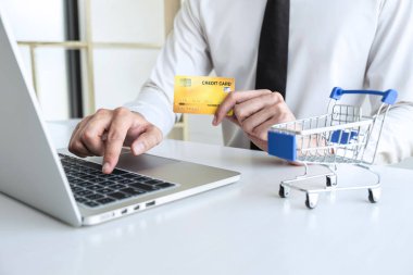 Kredi kartı kayıt kodu ödemelerini online alışveriş ve müşteri hizmetleri ağ bağlantı pazarında kullanan, laptop, Internet Online alışveriş veya bankacılık konseptini kullanan bir adam.