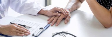 Hastanedeki cesaret ve empati için hastanın elini tutan doktor, hastaya tezahürat ve destek, kötü haber, tıbbi muayene, güven ve etik.