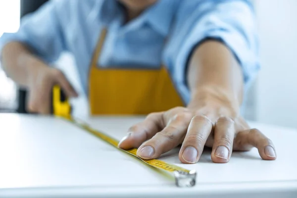 Artesano Haciendo Trabajos Renovación Mejora Del Hogar Con Medida Piso — Foto de Stock