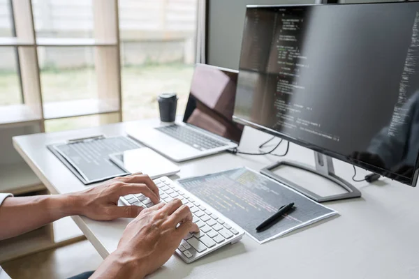 Young Professional Programmerare Arbetar Med Att Utveckla Programmering Och Webbplats — Stockfoto