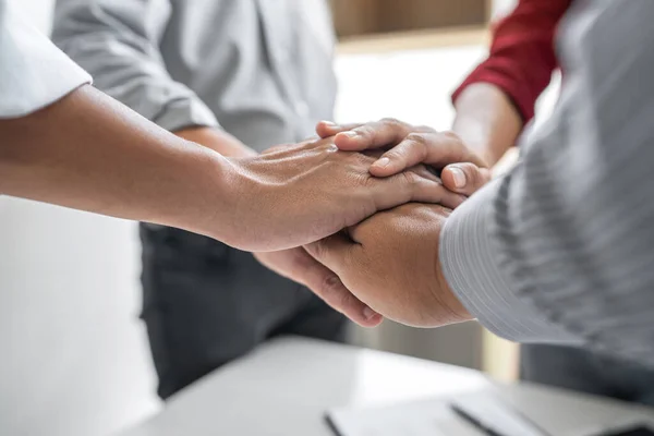 Imagem Pessoas Negócios Juntando Dando Mãos Durante Sua Reunião Conexão — Fotografia de Stock