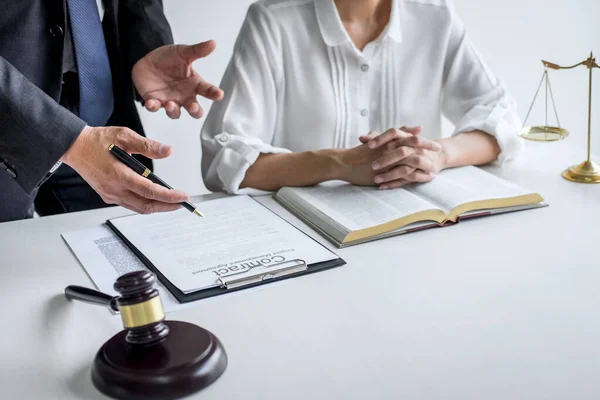 Beratung Und Konferenz Von Professionellen Unternehmerinnen Und Männlichen Anwälten Die — Stockfoto