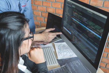 Yazılım geliştirme ofisinde çalışan, kod yazan ve veri kodu yazan programcılar, HTML, PHP ve javascript ile programlama.