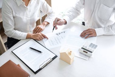 Emlak komisyoncusu, ev kredisi teklifi ve konut sigortası için imza anlaşması, ev modeli gibi konularda müşterilere danışmanlık ve sunum yapar..