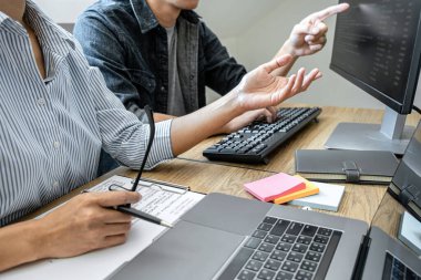 Şirket, kodlar ve yazma veri kodu, HTML, PHP ve javascript ile programlama geliştiren bir yazılım üzerinde çalışan ve işbirliği yapan iki profesyonel programcı.