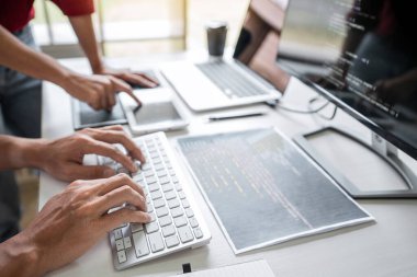 Şirket, kodlar ve yazma veri kodu, HTML, PHP ve javascript ile programlama geliştiren bir yazılım üzerinde çalışan ve işbirliği yapan iki profesyonel programcı.