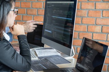 Yazılım geliştirme ofisinde çalışan, kod yazan ve veri kodu yazan programcılar, HTML, PHP ve javascript ile programlama.