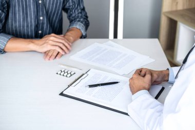 Tıp ve sağlık konsepti, Profesör Doktor teşhis raporunu sunar ve hasta hastalığıyla ilgili sonuçlar alındıktan sonra hasta tedavisi ile ilgili bir yöntem önerir..