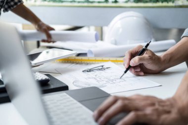 Modelleme inşaatı ve çalışma sahasında proje ortakları ve mühendislik araçlarıyla çalışmak için mühendis veya mimar toplantısı konsepti.