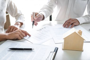 Emlak komisyoncusu, ev kredisi teklifi ve konut sigortası için imza anlaşması, ev modeli gibi konularda müşterilere danışmanlık ve sunum yapar..