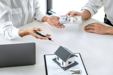 Kiralık ev, Broker acentesi müşteriye emlak kredisinin müşteri imzası anlaşmasına konut kredisi olarak sunumu ve danışma detaylarını sunar..