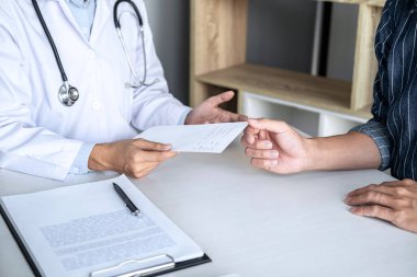 Hastalık teşhisi, semptom raporu veren doktor hasta hastalığıyla ilgili sonuçlar alındıktan sonra, hasta tedavisi ile ilgili bir yöntem önerdi..
