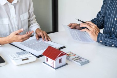 Emlak komisyoncusu, ev kredisi teklifi ve konut sigortası için imza anlaşması, ev modeli gibi konularda müşterilere danışmanlık ve sunum yapar..