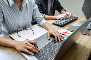 Programcı Geliştirme Ekibi ve bir yazılım geliştirme şirketinde çalışan web sitesi, kodlar yazma ve veri kodu yazma, HTML, PHP ve javascript ile programlama.