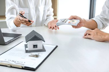 Kiralık ev, Broker acentesi müşteriye emlak kredisinin müşteri imzası anlaşmasına konut kredisi olarak sunumu ve danışma detaylarını sunar..