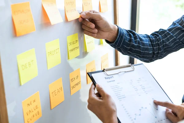 Twee Creatieve Zakenmensen Ontmoeten Plannen Gebruik Maken Van Post Het — Stockfoto