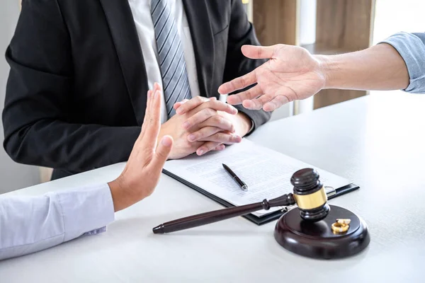 Coppia Divorzio Infelice Avendo Conflitto Conversazione Uomo Moglie Durante Processo — Foto Stock