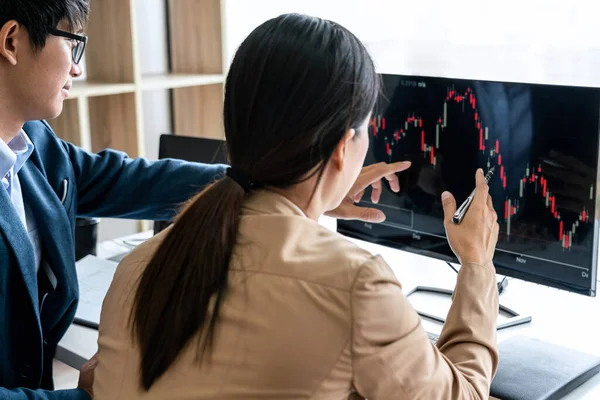 コンピューターを使ったビジネスチームの投資 株式チャートデータによる株式市場取引の計画と分析 ビジネス金融投資とテクノロジーの概念 — ストック写真