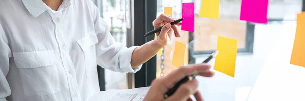 Unga Kreativa Team Professionell Med Post Det Anteckningar Glasvägg Att — Stockfoto