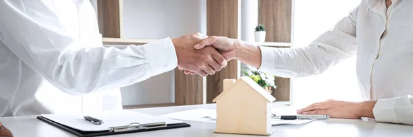 地产代理与客户在签订了房屋保险 投资贷款 握手及成功交易等协议后 携手庆祝合约的签订 — 图库照片