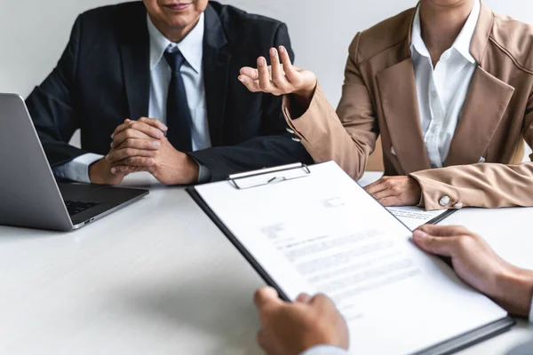 Arbetsintervju Två Uttagningskommittéledare Ställer Frågor Till Den Sökande Arbetshistoria Vardaglig — Stockfoto