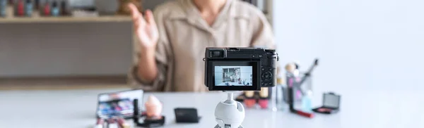 Feliz Sorrindo Mulher Elegante Blogueiro Está Mostrando Presente Compõem Tutorial — Fotografia de Stock