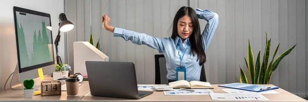 Joven Mujer Negocios Asiática Sentada Silla Estirándose Haciendo Ejercicio Para — Foto de Stock