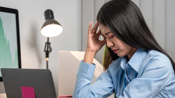 Retrato Una Joven Mujer Negocios Asiática Sintiéndose Estresada Cansada Del — Foto de Stock