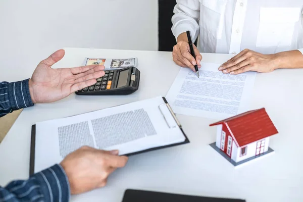 Immobilienmakler Agent Berät Kunden Bei Der Entscheidungsfindung Unterzeichnen Versicherungsformular Und — Stockfoto