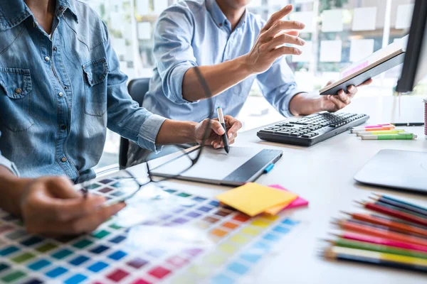 Dos Colegas Diseñadores Gráficos Creativos Que Trabajan Selección Colores Muestras —  Fotos de Stock