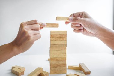 İş dünyasında plan ve strateji, İş Büyütme Riski Ahşap bloklar ile İş Büyüme Konsepti, insan eli yığılır ve ahşap bir blok istifleme.