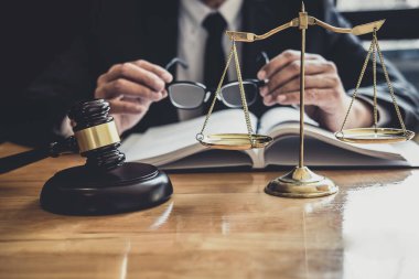 Kontrat kağıtları, hukuk kitapları ve ahşap tokmakla çalışan erkek avukat ya da hakim, hukuk firmasında avukat, hukuk ve hukuk hizmetleri kavramı.
