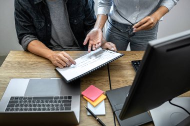 Programcı Geliştirme Ekibi ve bir yazılım geliştirme şirketinde çalışan web sitesi, kodlar yazma ve veri kodu yazma, HTML, PHP ve javascript ile programlama.